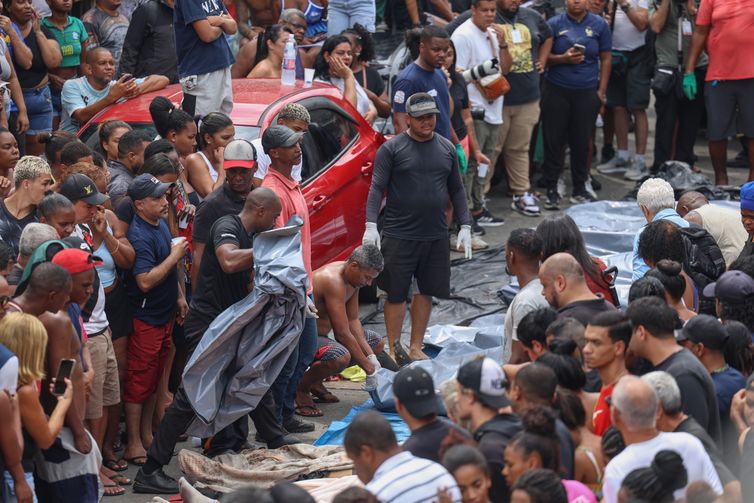Tomaz Silva/Agência Brasil Rio de Janeiro (RJ), 29/10/2025 - Dezenas de corpos são trazidos por moradores para a Praça São Lucas, na Penha, zona norte do Rio de Janeiro. Operação Contenção.
Foto: Tomaz Silva /Agência Brasil